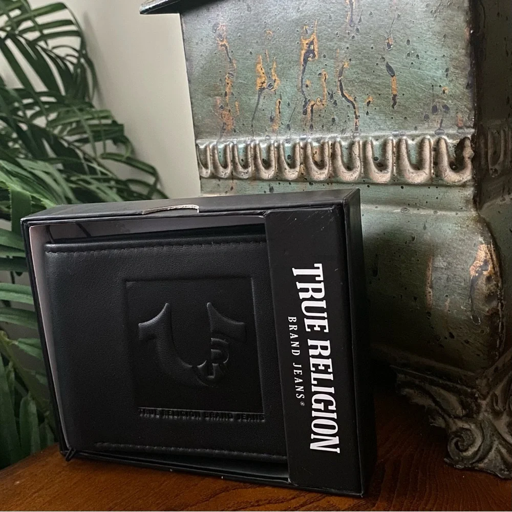 True Religion Black Genuine Leather Embossed Horseshoe Logo Wallet BiFol…